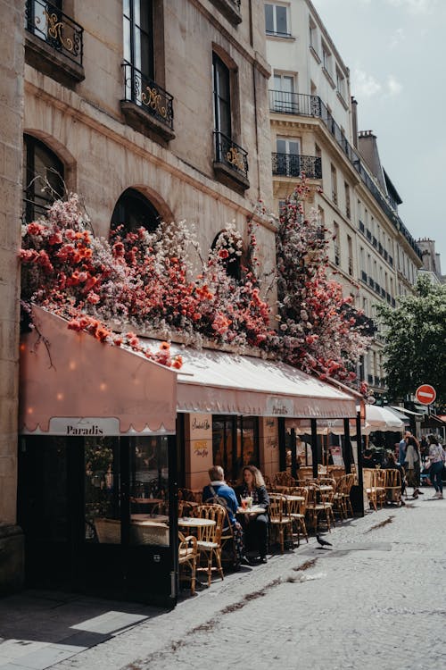 Terrasse d'un cafe sur une rue pietonne en France