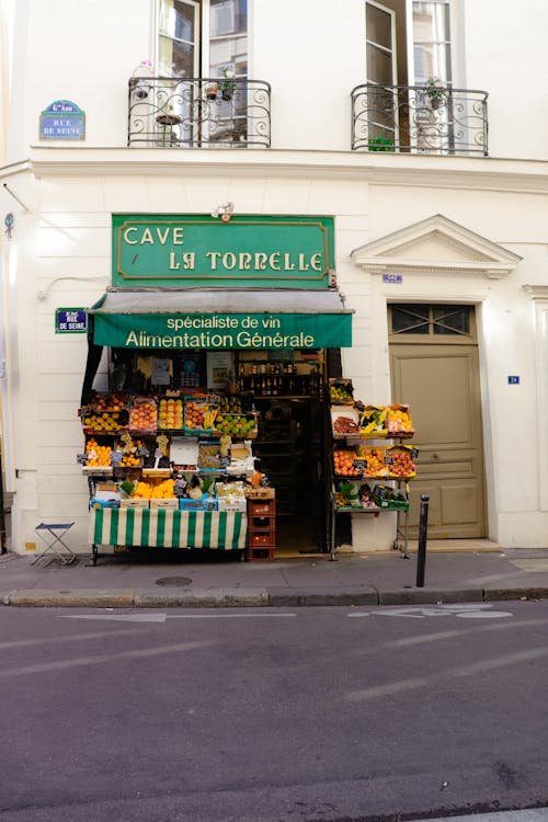 Devanture d'un commerce de proximite sur une rue pietonne